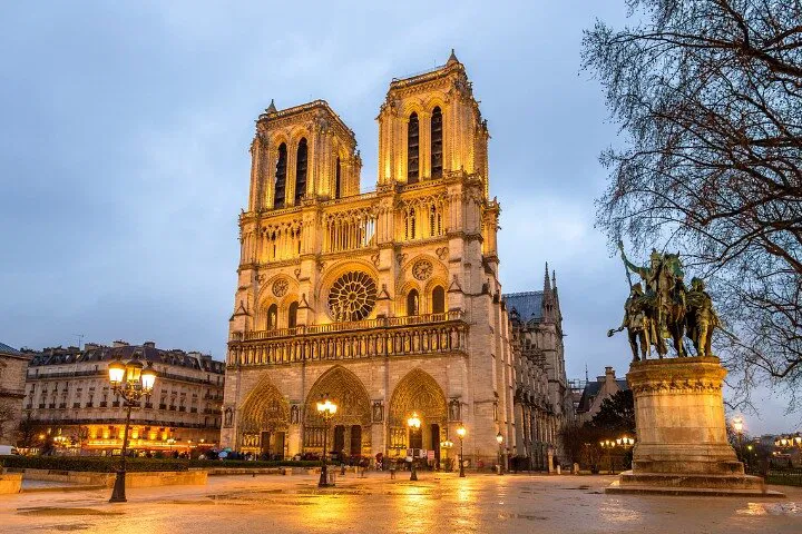 Paris: Self-Guided Historic Walk with App & Audio