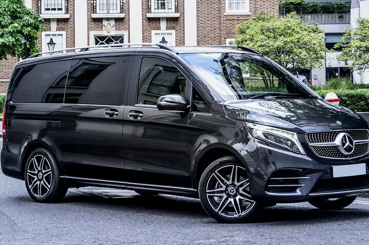 Effortless Glasgow Arrival: Luxury Airport Transfer to City Center