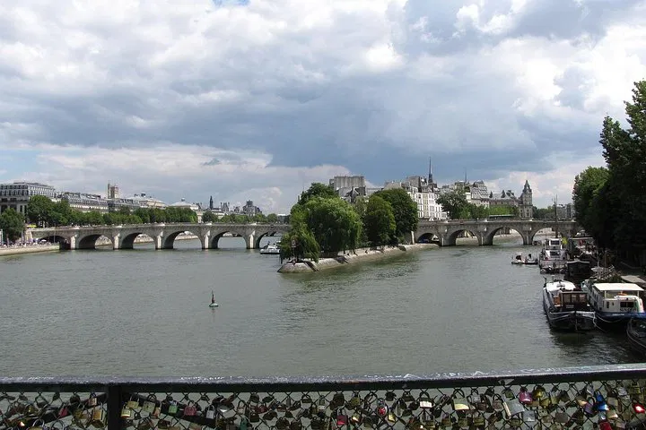 Paris's Historic Heart: A Guided Walking Tour Through Iconic Landmarks