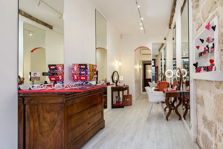 Unleash Your Inner Parisian: Private Makeup Class with a Pro!