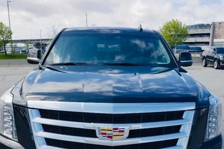 Stress-Free Airport Transfer: Waterloo to Toronto Pearson in Luxury