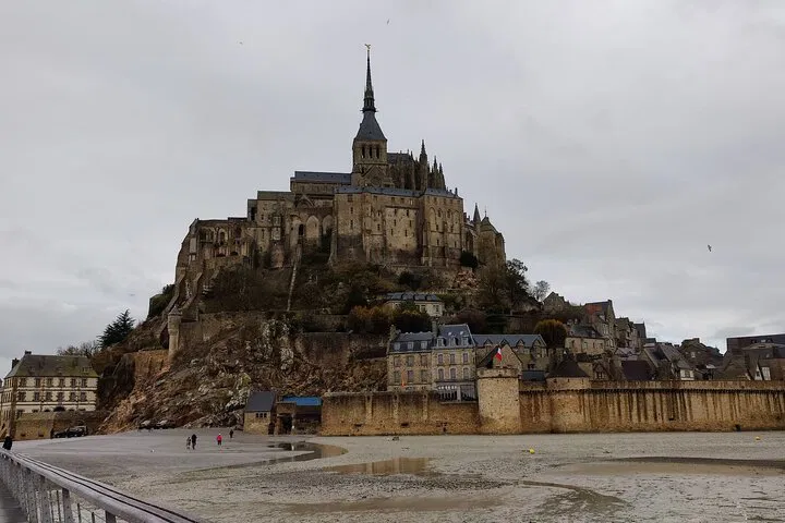 Unforgettable VIP Day Trip: Mont Saint Michel & Omaha Beach with Champagne