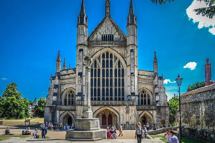 Uncover Royal History: Windsor, Stonehenge & Winchester Private Tour