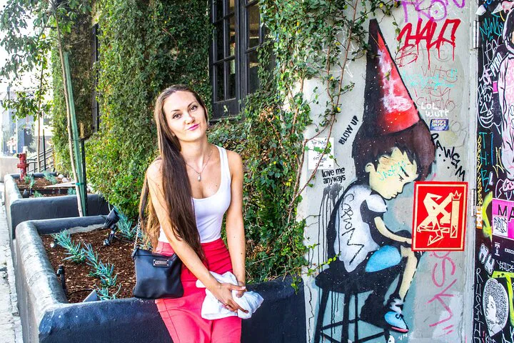 Posh Melrose Graffiti & Mural Photoshoot: Capture Your LA Style!