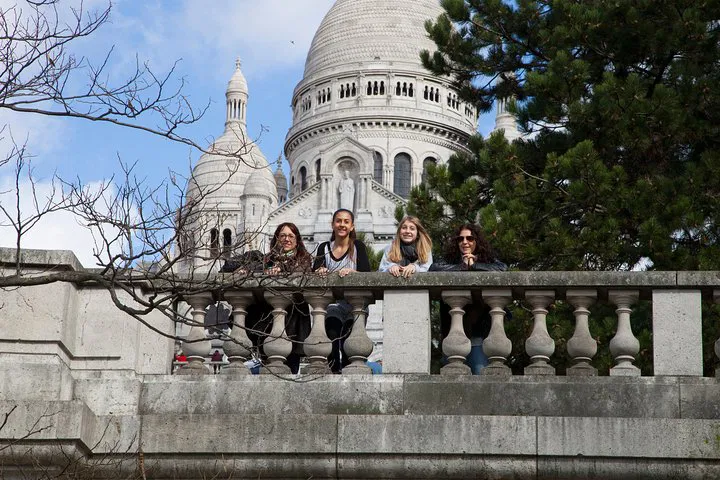 Capture Paris Charm: Montmartre Photo Shoot Adventure