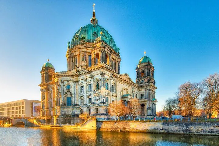 Unleash Your Inner Detective: Museum Island Audio Adventure!