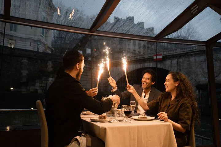 Paris New Year's Eve: Seine River Dinner Cruise with Bateaux Mouches