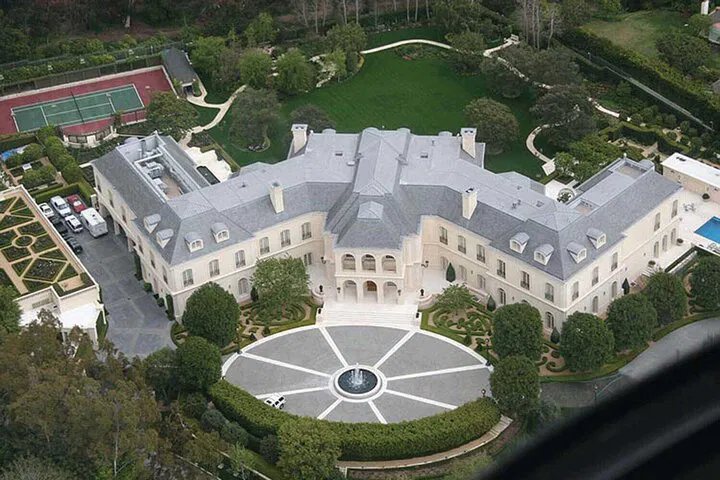 Star-Spotting Adventure: Unveiling Celebrity Homes in a Luxurious LA Tour!