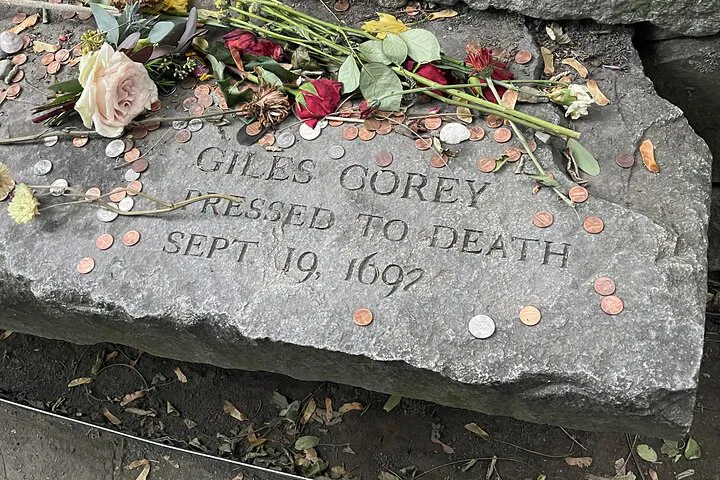 Salem Ghost Tour: Free Gear & Haunted Hotspots!