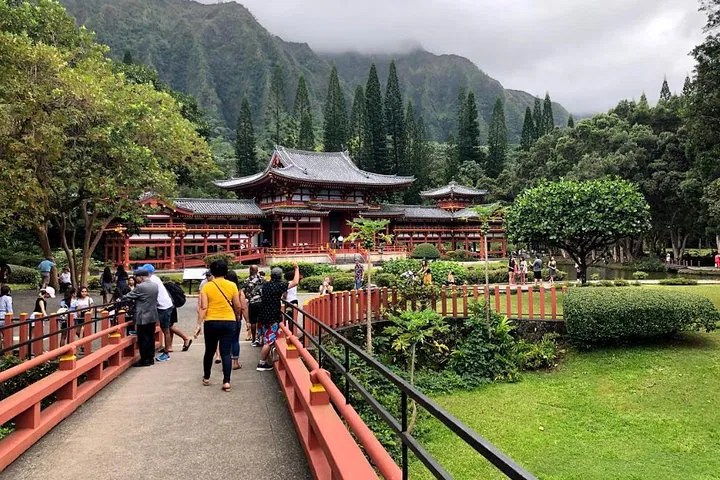 Oahu's Aloha Spirit: Circle Island Tour with Temple Serenity