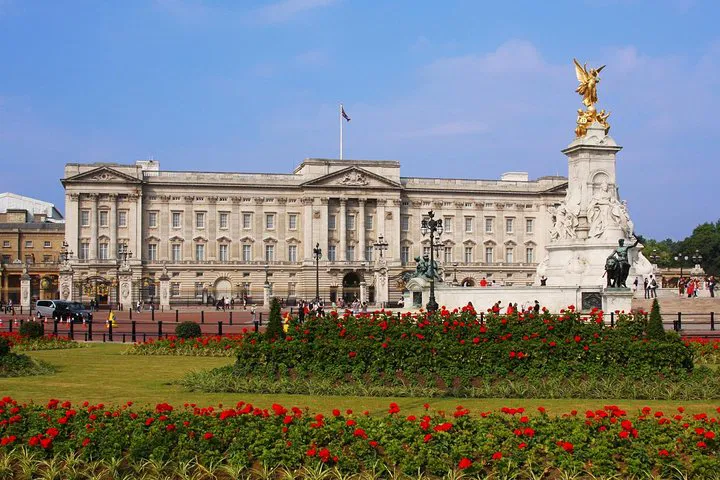 London's Royal Landmarks: Guided Tour & Thames Cruise Adventure