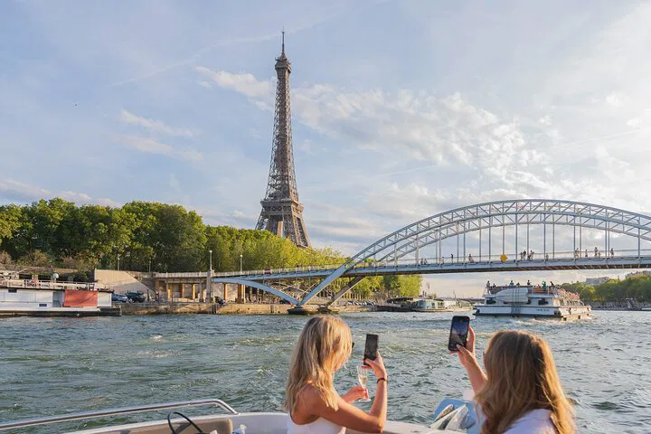 Parisian Elegance: Private Yacht Cruise on the Seine