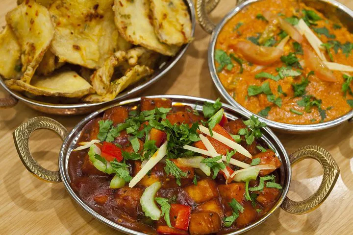 London: East End Walking Tour & Indian Food Tasting!