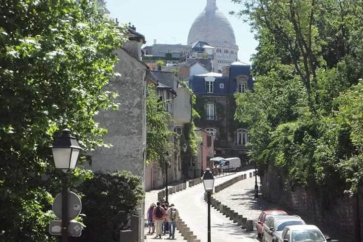 Explore Montmartre's Hidden Gems: An Italian Guided Adventure