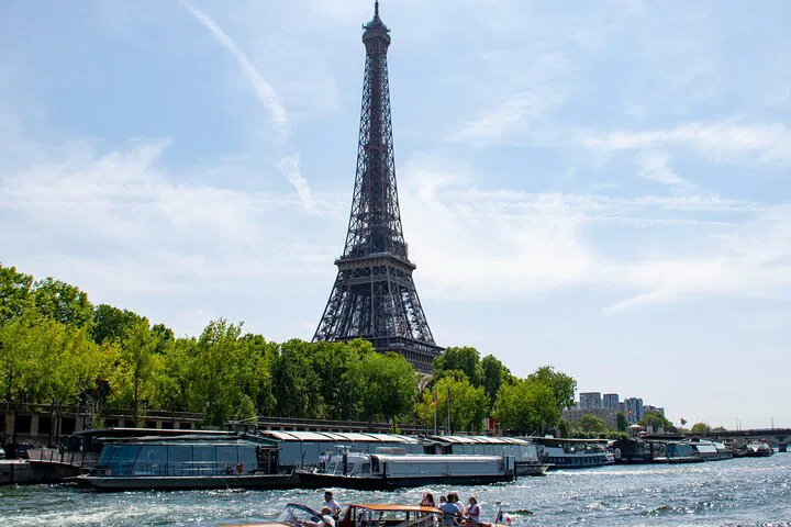 Paris in a Day: Uncover the City's Iconic Landmarks on Foot!
