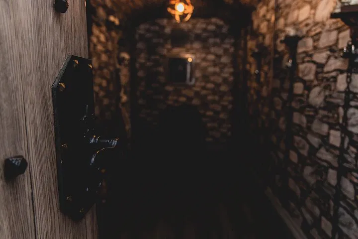 Uncover History: Escape the Ghost of Mary Queen of Scots!