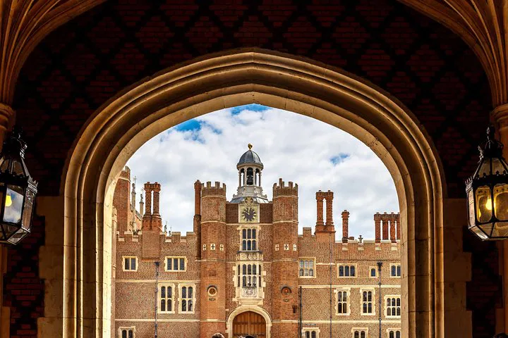 Hampton Court Palace Private Tour: Taxi & Expert Guide
