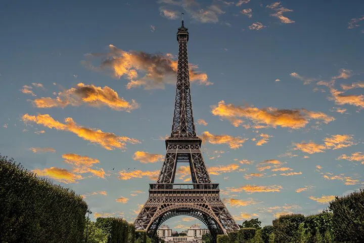 Effortless Paris Transfers: CDG/ORLY for Groups Up to 8