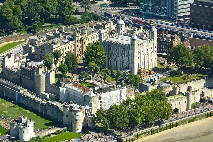 London's Iconic Landmarks: Black Cab Tour & Tower of London Adventure