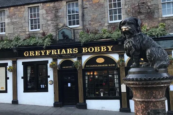 Edinburgh Personalized Brazilian Guide Tour: Discover Scotland in Style