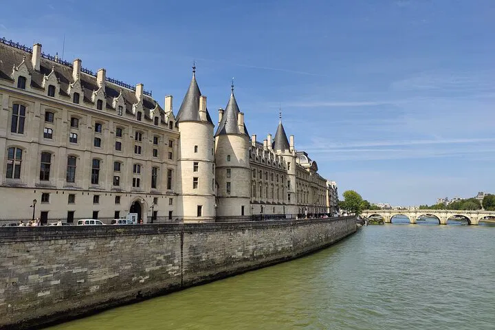 Discover Paris in 4 Hours: A Private Indian Meal & City Tour