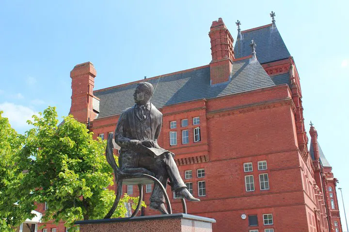 Cardiff Private Day Tour: Castle, History & Bay Views