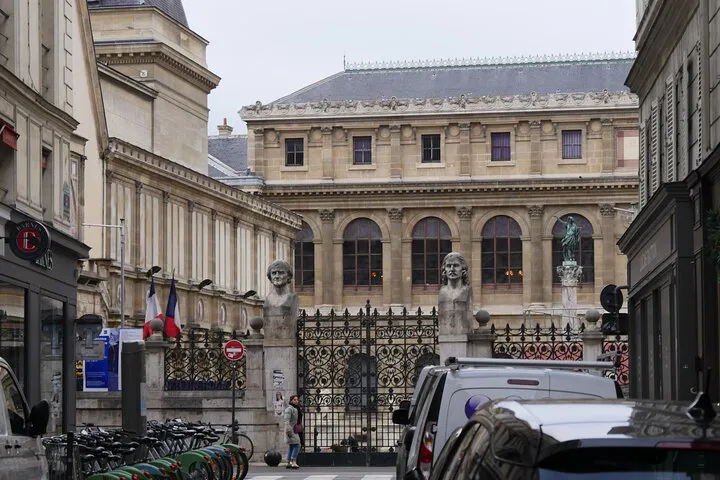 Unlock Parisian Art Secrets: Private Fine Arts School Studio Visit