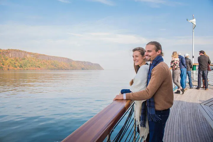 NYC's Stunning Fall Foliage: A Luxurious Brunch Cruise