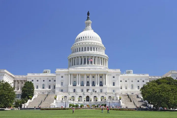 Luxury DC Day & Night Limo Tour: Experience the Capital in Style!