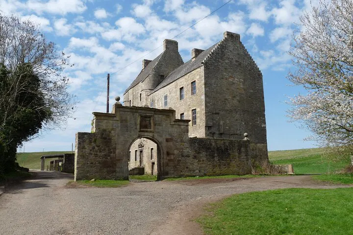 Step Back in Time: Luxury Outlander Executive Tour from Glasgow