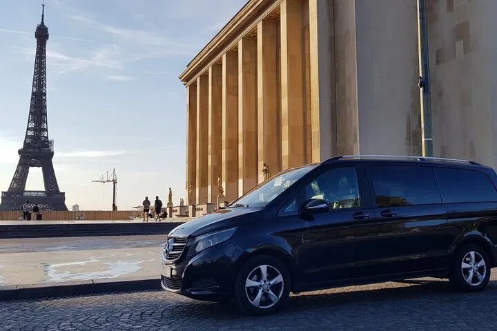 Luxury Paris-Versailles Roundtrip: Tailored Comfort & Style