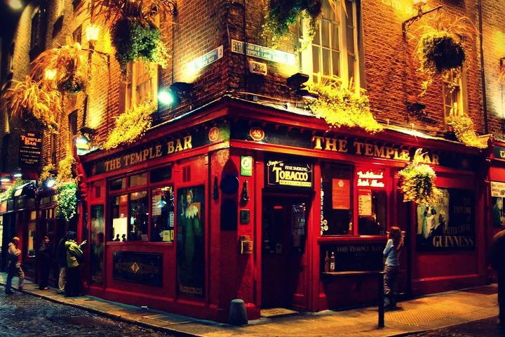 Explore Dublin's Temple Bar: A Spanish Night Tour of History and Pub Culture