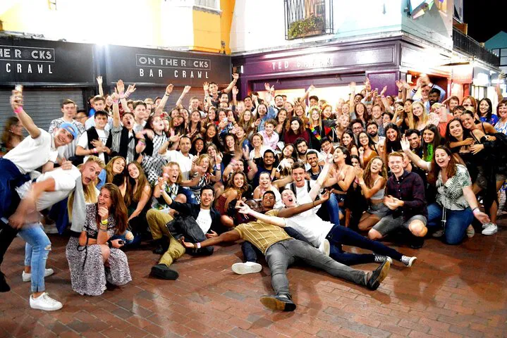 Edinburgh's Best Pub Crawl: Drinks, Photos & Fun!