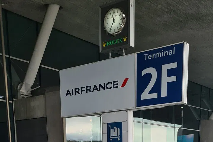 Seamless Paris Arrival: Private Airport Transfer