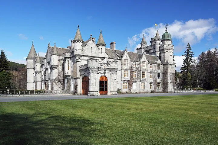Royal Retreat: Private Balmoral Walking Tour to Queen's Secret Cabin