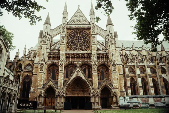 Royal London Unveiled: A Guided Historical Walking Tour
