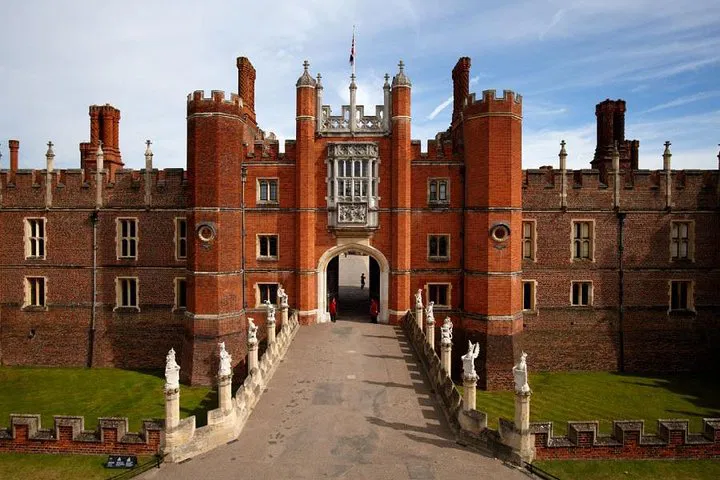 Windsor Castle, Hampton Court Palace Day Trip + Free Snack