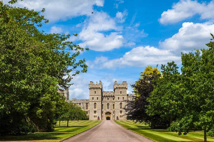Unveiling History: Private Windsor Castle & Stonehenge Expedition