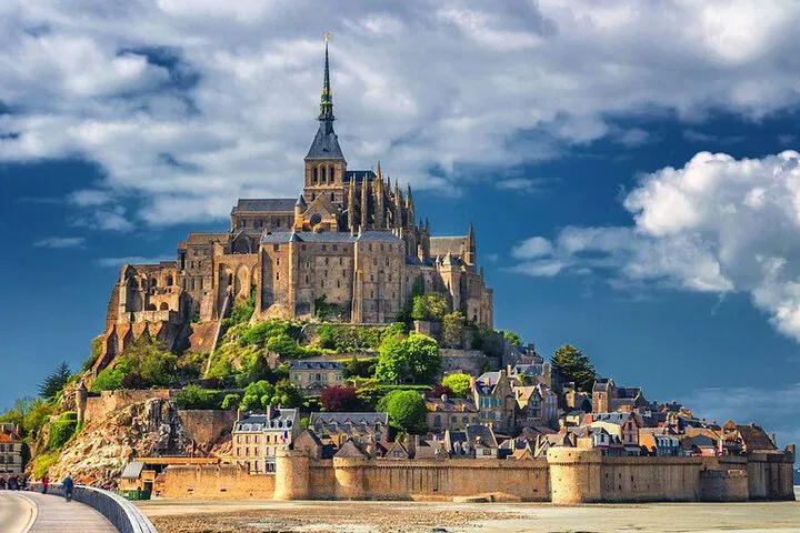 Loire & Normandy: 2-Day VIP Castle & D-Day Tour
