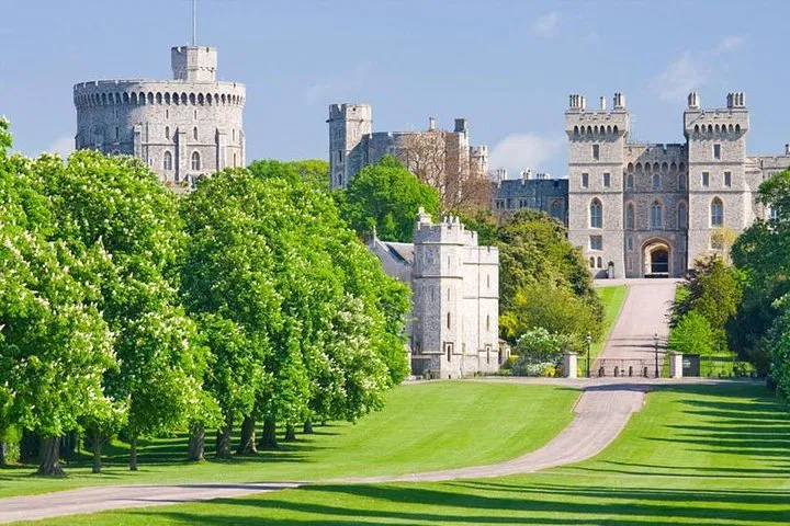 Unveil Windsor & Oxford: A Regal Private Car Tour from London