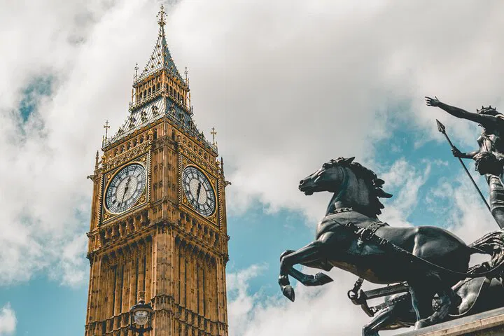 Effortless Oxford-to-London Transfer: Your Door-to-Door Private Ride