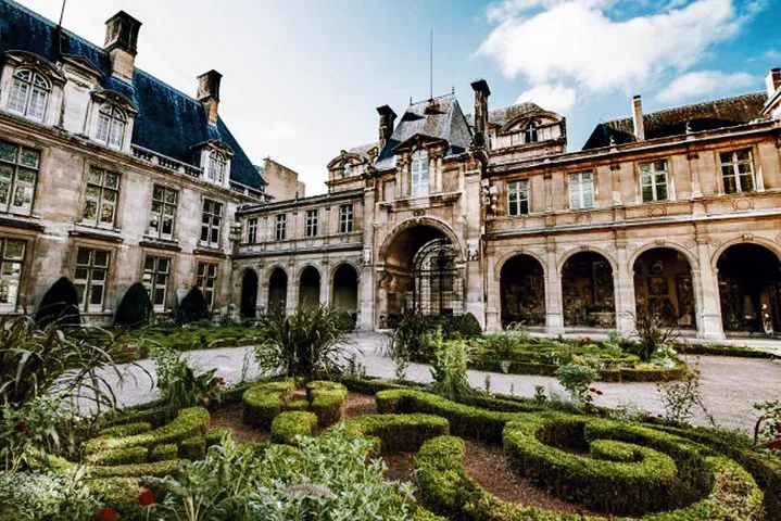 Marais District Walking Tour: Uncover Paris' Hidden Gems