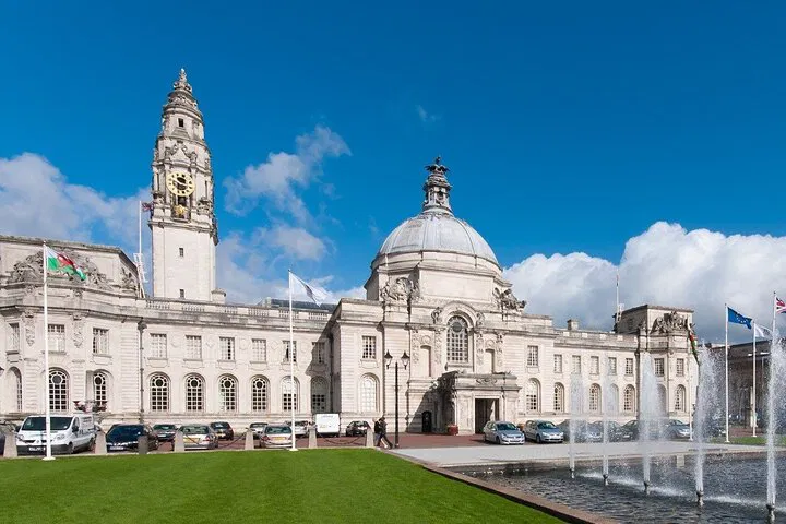 Cardiff's Captivating City Stroll: Unveiling History & Hidden Gems!