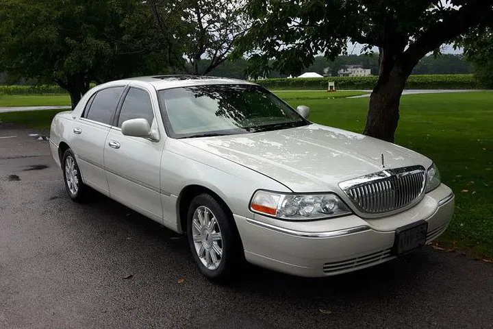 Effortless Airport Transfers: Hamilton to Niagara's Delights