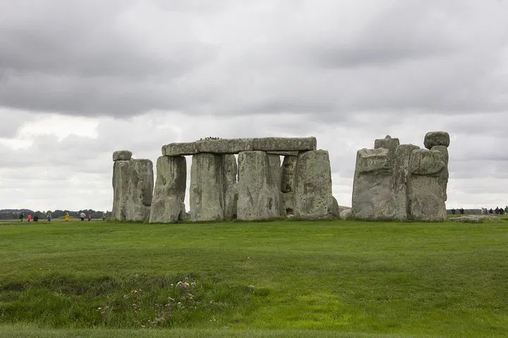 Uncover Ancient Mysteries: A Luxurious Private Tour to Stonehenge, Bath & Salisbury