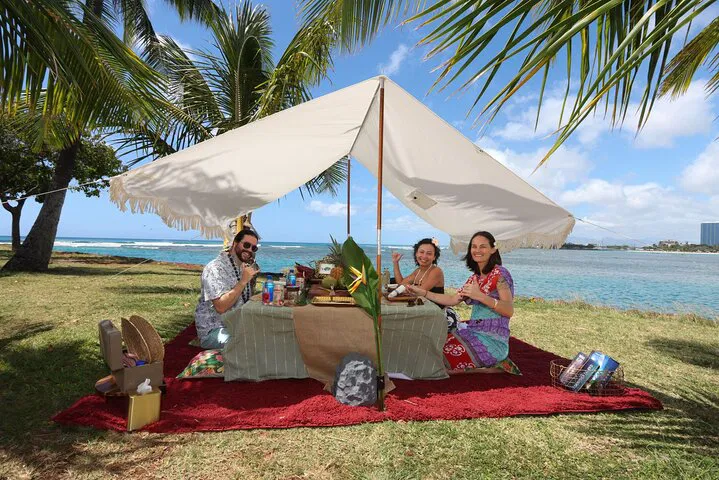 Honolulu Picnic Paradise: Photoshoot & Feast for Your Group!