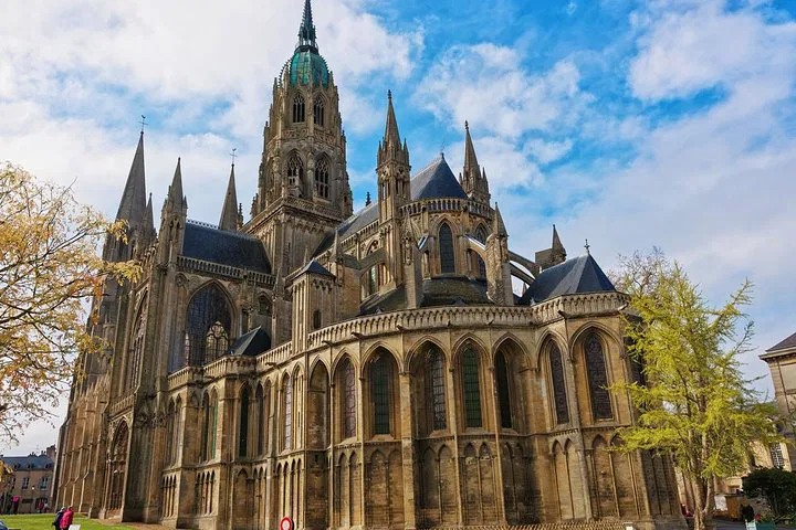 Stress-Free Saint-Malo to Bayeux Transfer: Travel in Luxury
