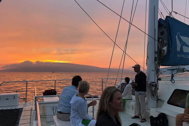 Maui Sunset Sail: Ma'alaea Harbor Cruise with Appetizers