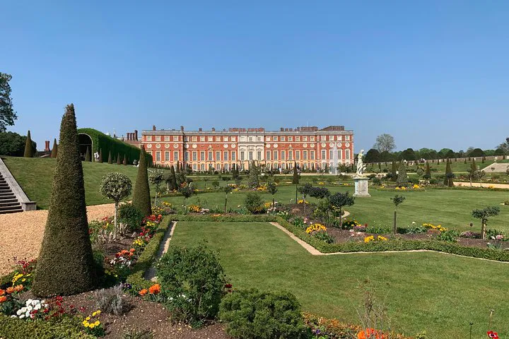 Hampton Court Palace: A Regal Private Tour from London