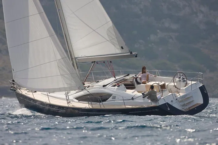 Luxury Sailing: Champagne, Lunch & Isle of Wight